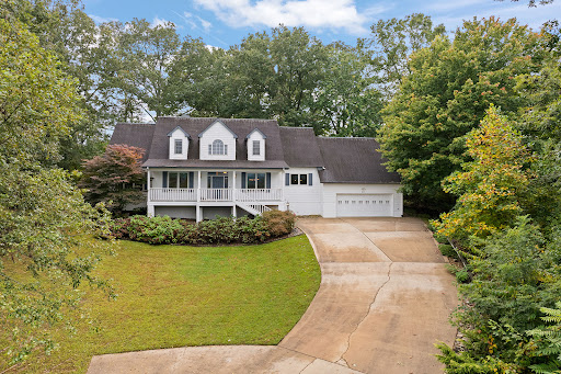 White house with garden and driveway - Luxury house for sale in Asheville, 3 bedrooms
