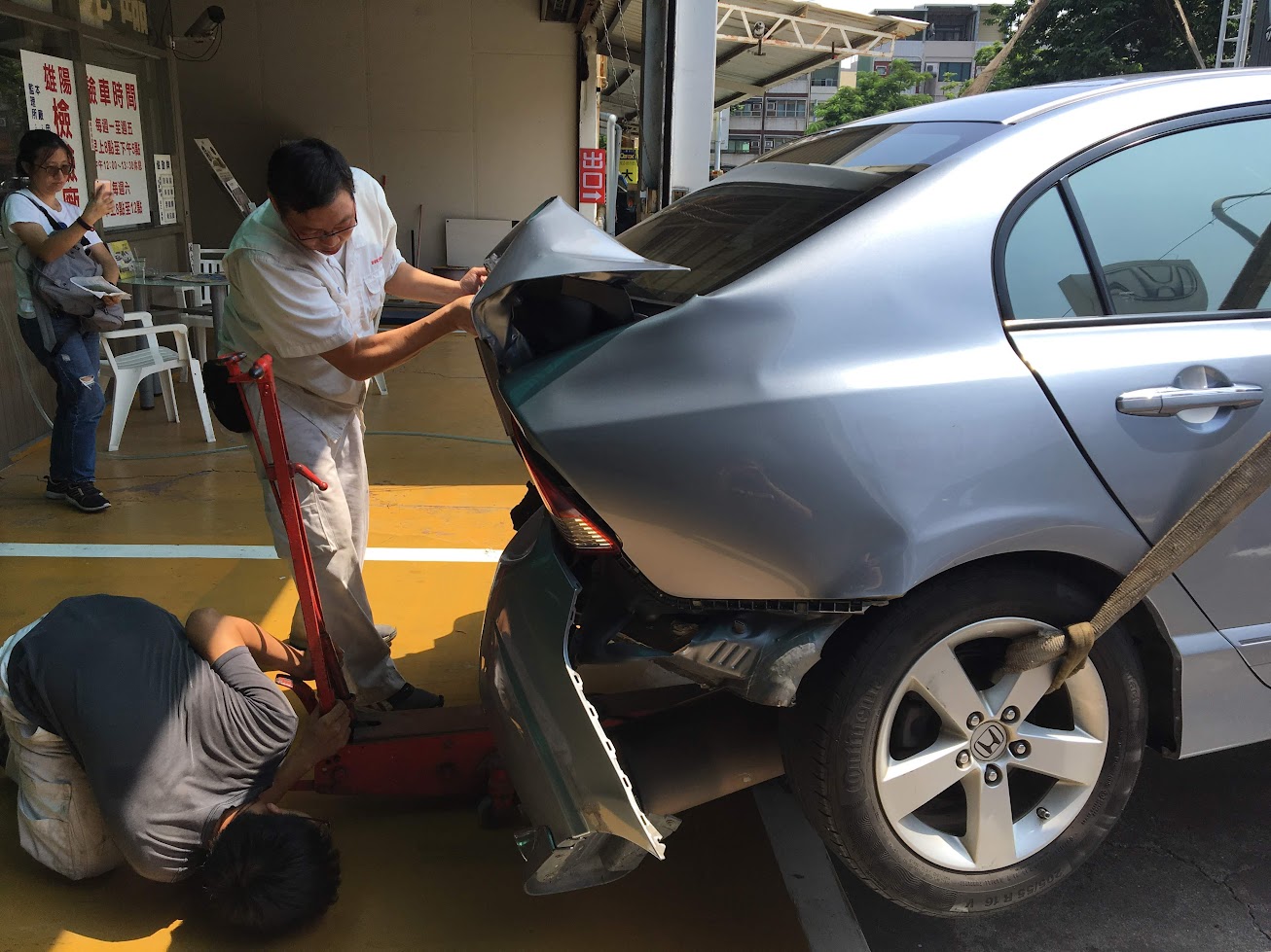 後車箱消失了....潰縮了...