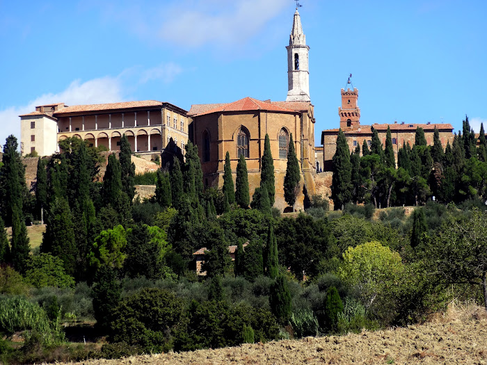 Loggiato Palazzo Piccolomini e abside della Cattedrale