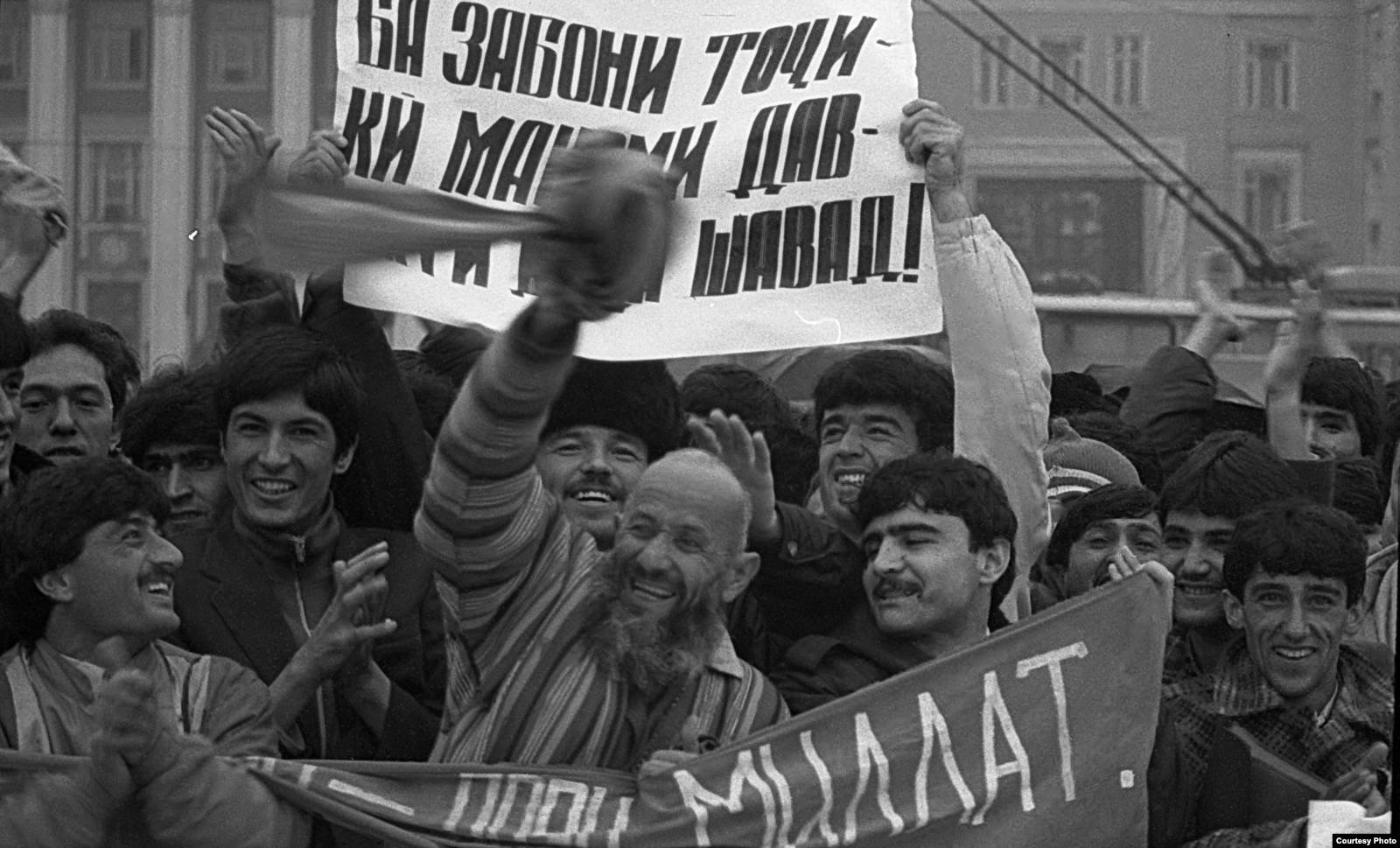 Народно национальное движение. Митинги в Душанбе 1990. Душанбе 1989 год. Таджикистан после распада СССР. Геноцид русских в Таджикистане в 90-е.