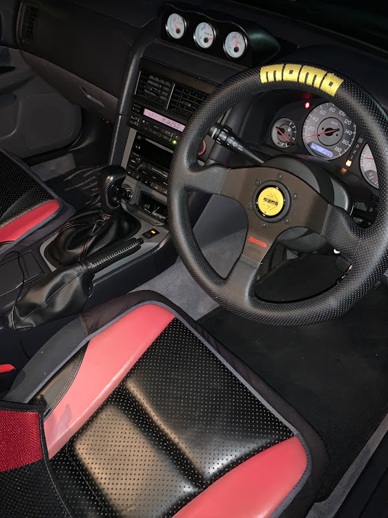 スカイラインのシフトブーツカバー取り付け・ATからMT風へ・ATシフトブーツ・エアロパーツ取り付け・チームメンバー依頼に関するカスタム事例の投稿画像1枚目