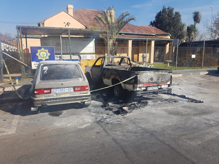 A woman allegedly set her husband's bakkie on fire outside the police station as he was laying a charge of abuse against her. Another car was damaged.