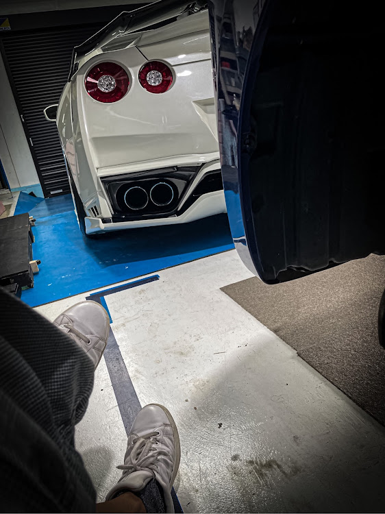 NISSAN GT-Rのウェイク・タイヤ組み換え・ガレージに関するカスタム事例の投稿画像3枚目