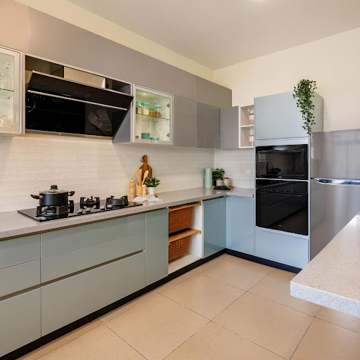 Spacious Kitchen Design With Wall Storage