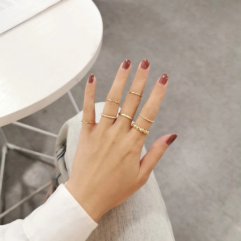 Anel de moda simples com junta personalizada. Crie um visual único com este anel elegante que se adapta ao seu estilo pessoal e realça sua individualidade.
