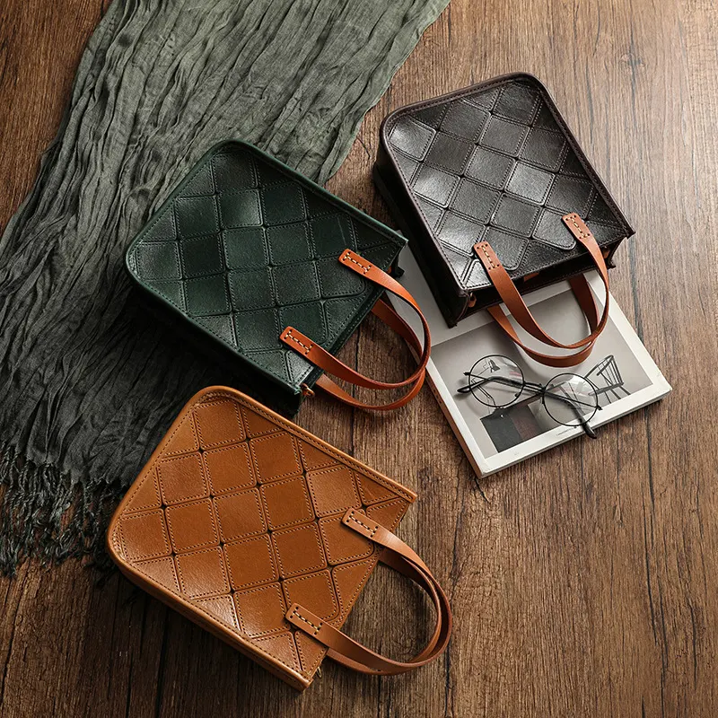 Bolsa de mão feminina vintage de couro curtido vegetal, com costuras. Design atemporal e elegante, perfeita para quem busca estilo e durabilidade.