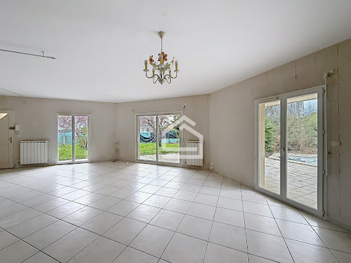 Maison avec piscine et jardin 5