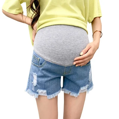 Modieuze zwangerschapsshorts met rafels. Comfortabel, stijlvol en speciaal ontworpen voor de groeiende buik. Perfect voor aanstaande moeders.