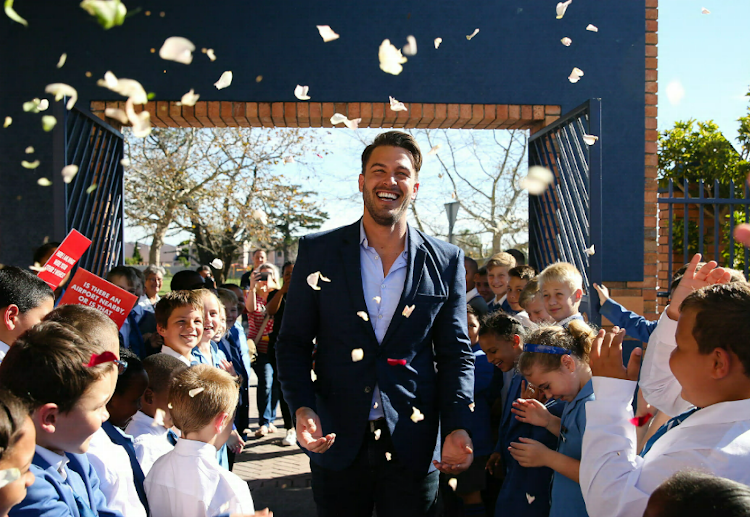 'The Bachelor' star Lee Thompson receives a warm welcome at his old Port Elizabeth school, Lorraine Primary