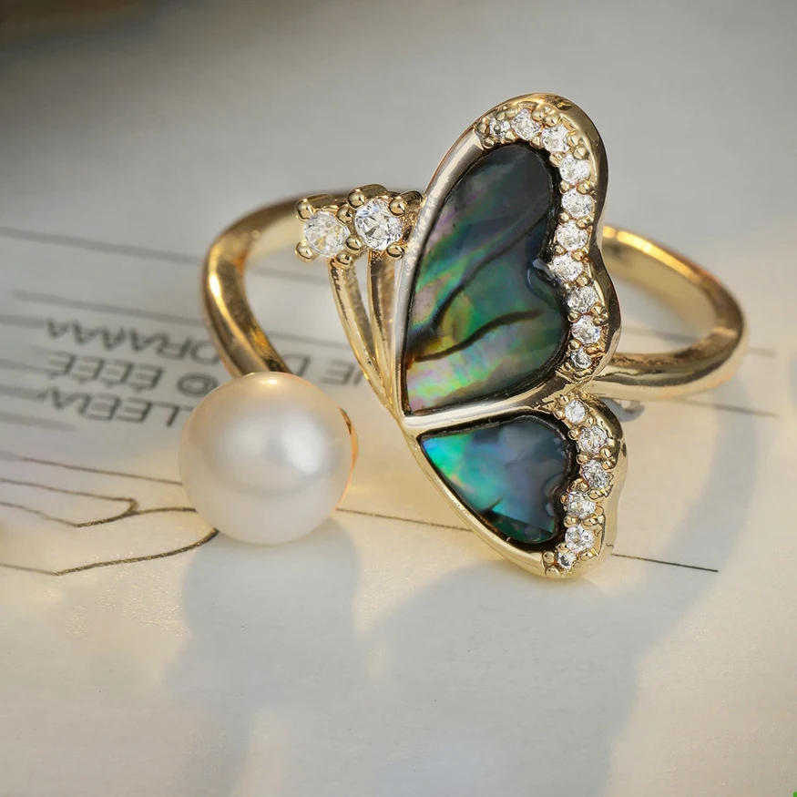 Bague de mode réglable avec perle d'eau douce et motif papillon pour femmes. Élégance et raffinement pour toutes les occasions. Un bijou parfait.