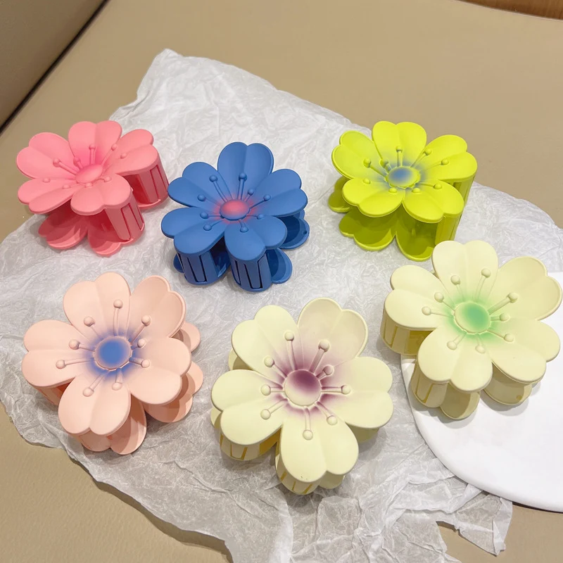 Frosted grote eierbloem haarspelden voor dames, een elegant accessoire voor een verfijnde look en prachtige kapsels.