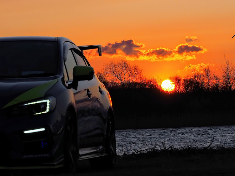 WRX STIの蛍光イエロー・自然に溶け込む⁉️・こっそりリニューアル計画中🙊・夕日に輝くあなたの愛車・半顔ショットに関するカスタム事例の投稿画像1枚目