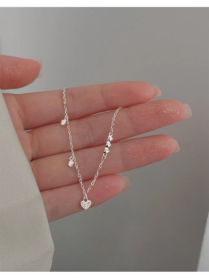 Pulseira de prata esterlina 925 com coração brilhante e zircônias. Demonstre seu amor com este acessório elegante e atemporal.