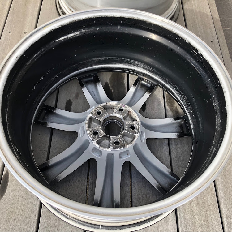 アルファードの【GR】Gojappe Racing・マスキングテープ・ガレージ塗装・R35GT-R前期純正ホイール流用・ターンテーブル(回転テーブル)流用。笑に関するカスタム事例の投稿画像3枚目