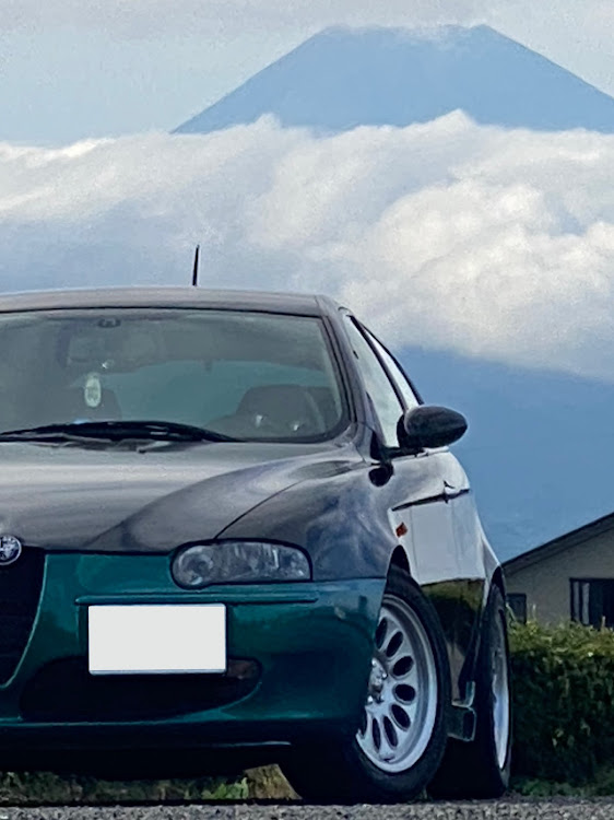 147の左半顔写真展・富士山コラボ・欧州車あるある・黒いサンバイザー下さいに関するカスタム事例の投稿画像1枚目
