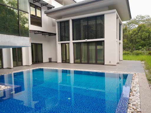 Luxury house for sale in Bukit Tagar (Malaysia) - Blue swimming pool in front of modern house