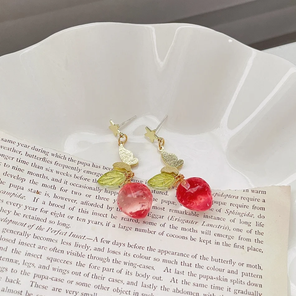 Boucles d'Oreilles Longues Fraise Brillantes pour Femmes, Style Tempérament Fashion, L'accessoire parfait pour un look élégant et lumineux.