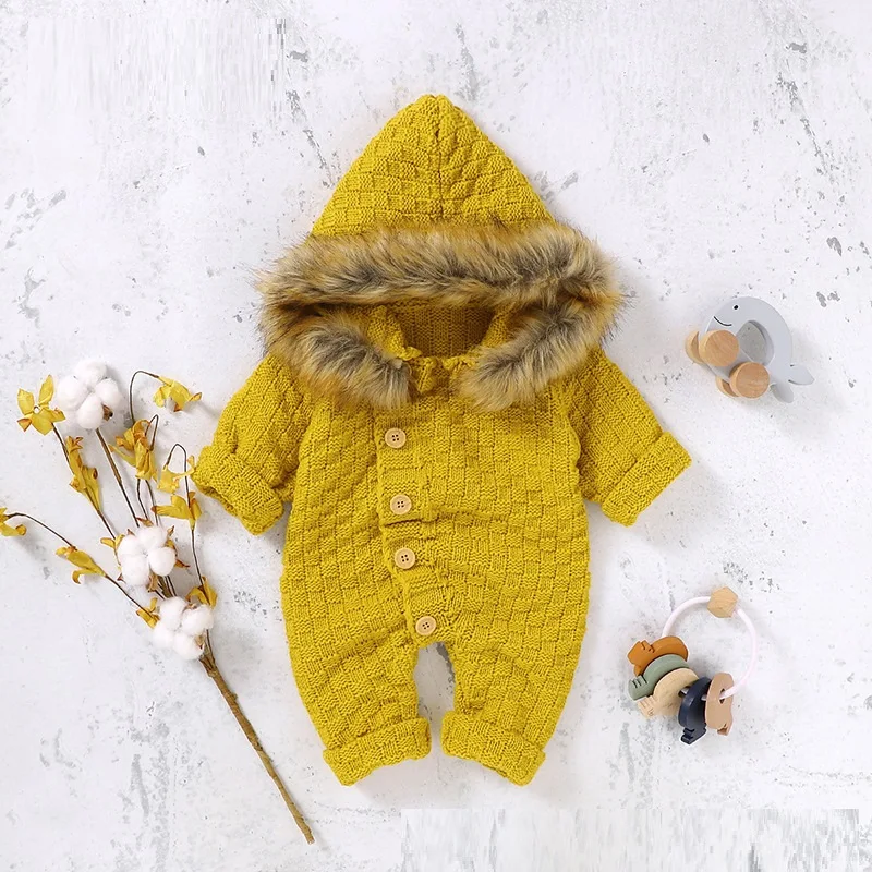 Combinaison d'automne tricotée à capuche et col en fourrure, couleur unie, nouveau modèle, adorable barboteuse une pièce, idéale pour bébés et jeunes enfants.