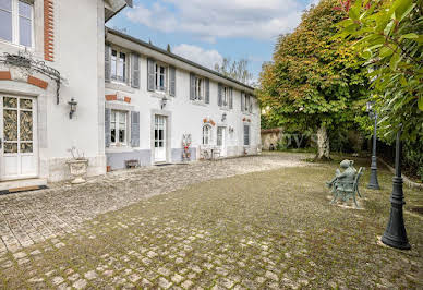 Maison avec piscine et jardin 8