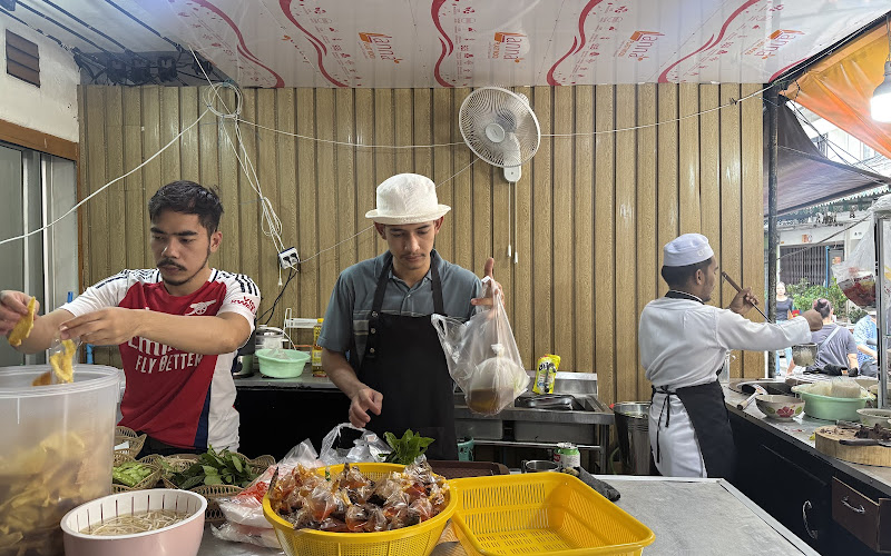 Halal Boat Noodle (Abang Misai) ก๋วยเตี๋ยวเรือฮาลาลบังหนวด ซอย 7 เพชรบุรี