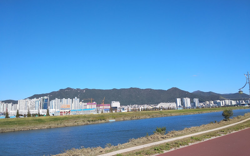양산천 뚝방길