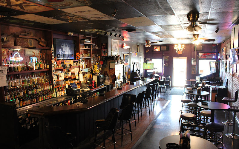 Putts Bar & Grill