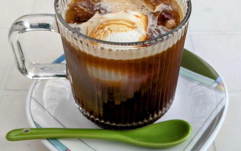 花妍花語COFFEE 杜鵑花、君子蘭盛開中