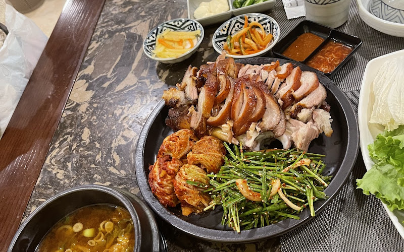 nhà hàng chân giò HWA JUNG