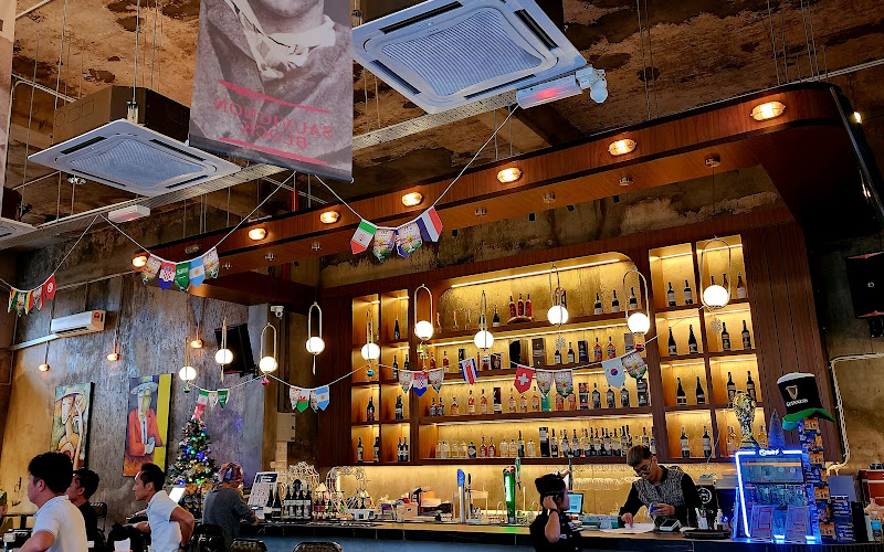 19 Degree Bar & Bistro