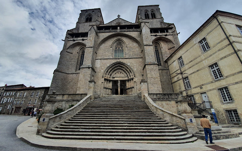 Abbatiale fortifiée Saint-Robert