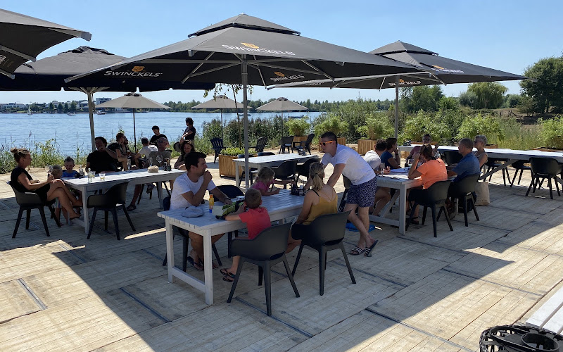 Strandpaviljoen évive aan het water
