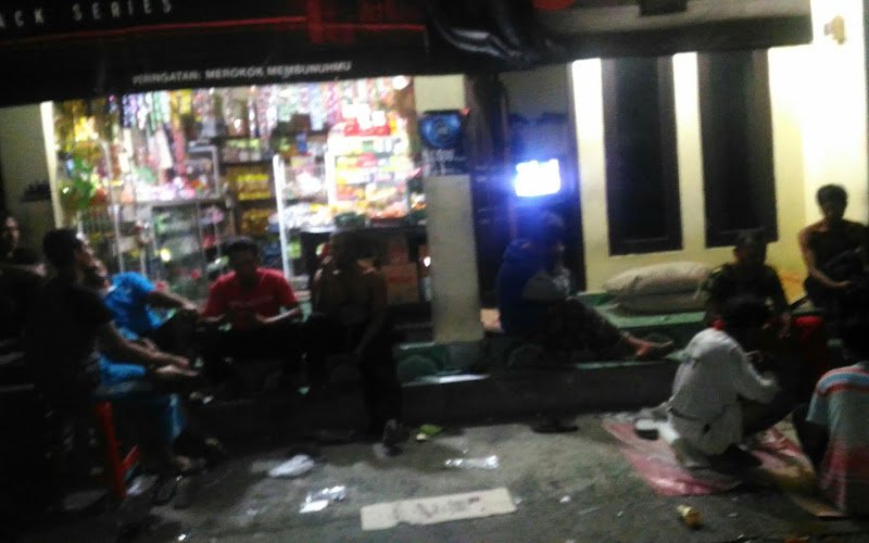 Warung pengkolan Senyum Anwar