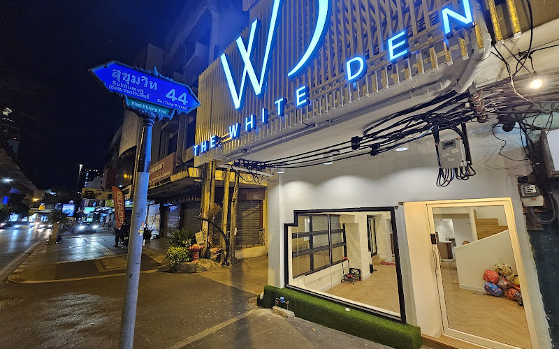THE WHITE DEN@SUKHUMVIT