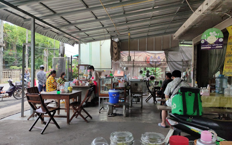 ป้าที ก๋วยเตี๋ยวธงแดง ซอยขนส่ง