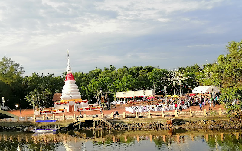 อาคารศูนย์การเรียนรู้ป่าชายเลน พระเจดีย์กลางน้ำ