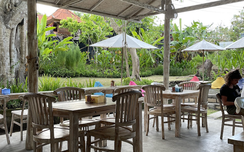 Red Pomelo Bar & Restaurant