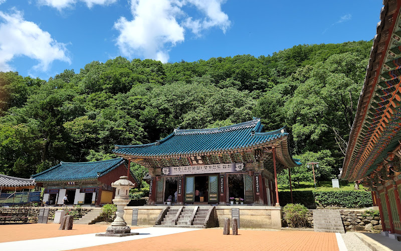 Seoraksan Sinheungsa Temple