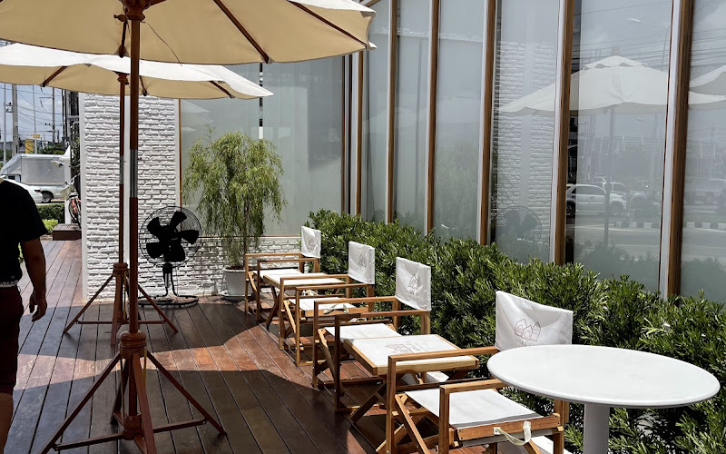 Inwhite Noodles & Cafe Surin