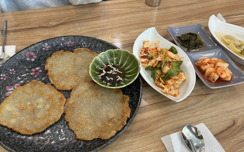 육칼밥 산아래