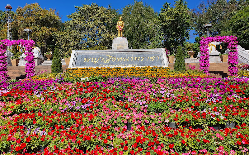 Phraya Singhanatracha Monument