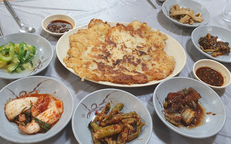 팔봉산윤정이네식당