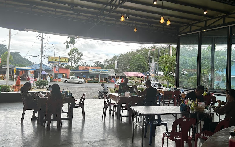 ขนมจีนบ่าวโอม ข้าวแกงสาวเอิร์น