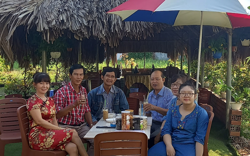Quán ăn bình dân Sân Vườn Cỏ Xanh