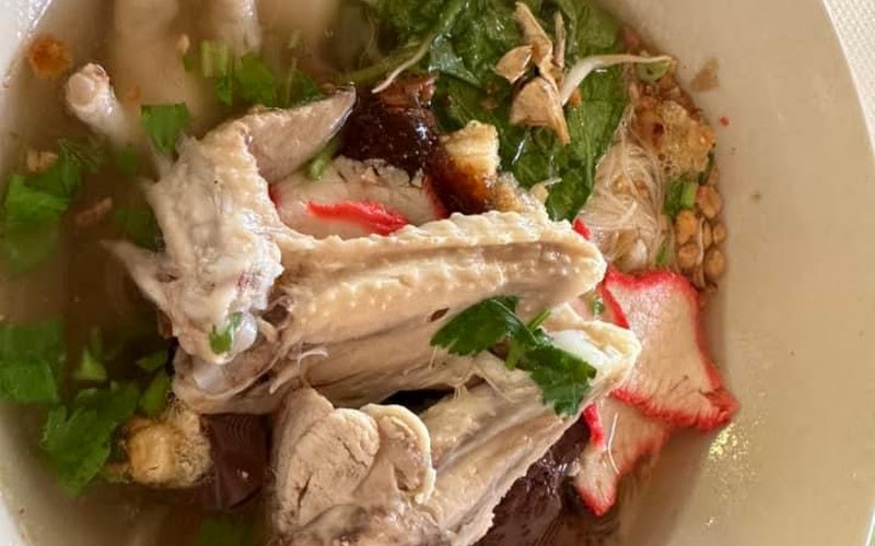 ร้านก๋วยเตี๋ยวยายรินตีนไก่