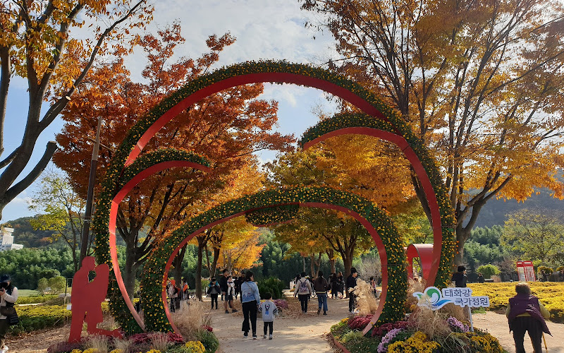 Taehwagang National Garden