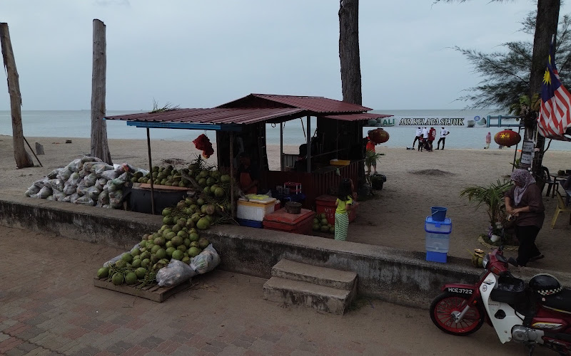 Air Kelapa Sejuk @ Pantai Puteri