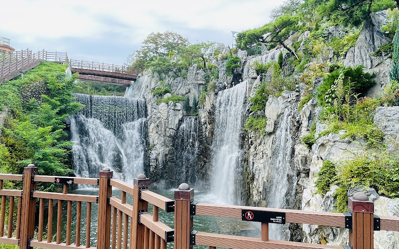 Seolbong Park artificial waterfall