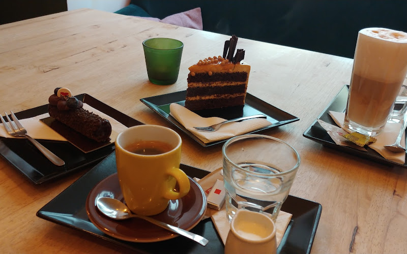 Salon Cafe Bar