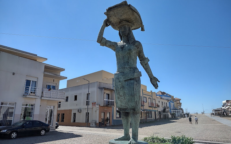 Statue of Varina (salt worker)