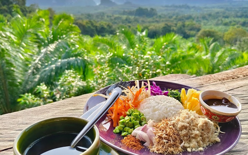 จุดชมวิว ควนนมสาว cafe&Camping